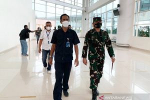 General Manager Bandara Internasional Syamsudin Noor Amiruddin Florensius bersama Komandan Lanud Sjamsudin Noor Kolonel Pnb Yulmaizir Chaniago mengecek kesiapan bandara dalam pelayanan angkutan udara selama larangan mudik. (ANTARA/Firman)