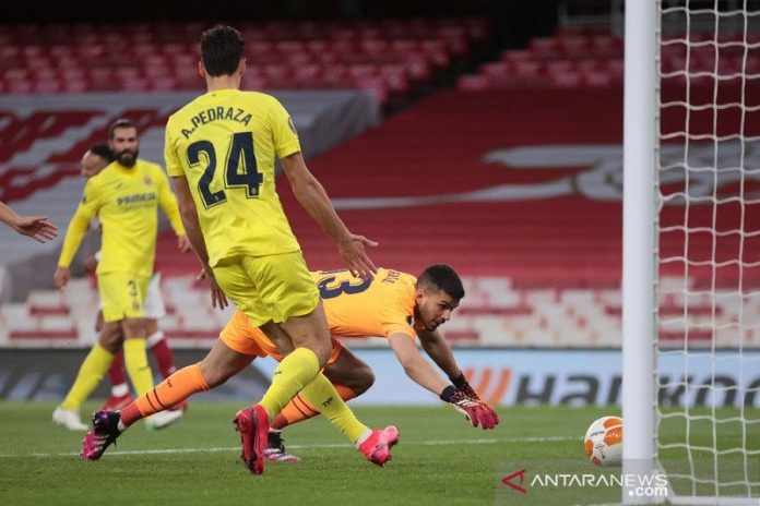 Kiper Villarreal Geronimo Rulli (bawah) mengamankan bola tembakan kapten Arsenal Pierre-Emerick Aubameyang dalam leg kedua semifinal Liga Europa di Stadion Emirates, London, Inggris, Kamis (6/5/2021) waktu setempat. (ANTARA/REUTERS/Hannah McKay)