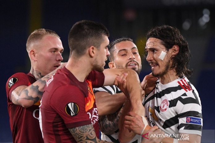 Penyerang Manchester United Edinson Cavani (kanan) terlibat perang mulut dengan gelandang AS Roma Gianluca Mancini (kedua kiri) dalam leg kedua semifinal Liga Europa di Stadion Olimpico, Roma, Italia, Kamis (6/5/2021) waktu setempat. (ANTARA/REUTERS/Alberto Lingria)