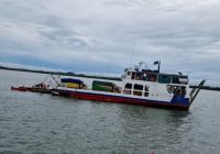 Kapal Membawa Puluhan Penumpang Tanahbumbu ke Kotabaru Kandas di Pulau Suwangi