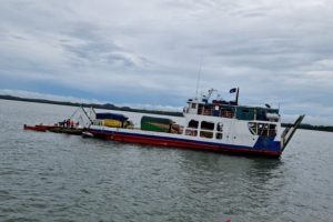 Petugas mengevakuasi penumpang dari kapal Jembatan Musi II dari Tanah Bumbu tujuan Kotabaru . (antara)