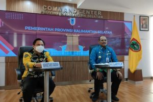 Pj Gubernur Kalsel, Safrizal ZA, memimpin rapat penanganan Covid-19 didampingi Sekretaris Daerah, Roy Rizali Anwar, Kamis 6 Mei 2021. (antara)