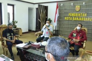 Wali Kota Banjarbaru H M Aditya Mufti Ariffin bersama Wakil Wali Kota Wartono mendengarkan ekspose kinerja Camat Landasan Ulin Subhan yang didampingi empat lurah di kecamatan tersebut. Foto humas/Antaranews Kalsel