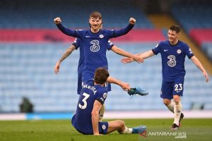 Bek sayap Chelsea Marcos Alonso (bawah) melakukan selebrasi bersama rekan-rekannya seusai mencetak gol kemenangan dramatis atas Manchester City dalam lanjutan Liga Inggris di Stadion Etihad, Manchester, Inggris, Sabtu (8/5/2021) waktu setempat. (ANTARA/REUTERS/POOL/Laurence Griffith)