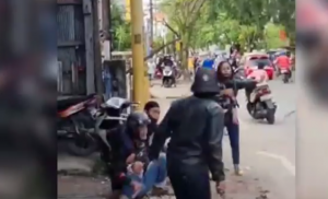 Bripka Hervy amankan pria membawa senjata tajam. (IG)