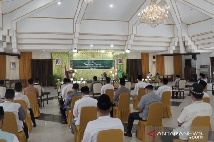 Guru Kapuh memberikan ceramah kepada ASN Pemkab HSS. (antara)