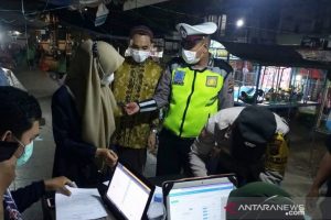Ops Ketupat Intan 2021 Polres HST di Plaza Murakata Barabai dengan melakukan Rapid tes antigen bagi pelanggar lalu lintas (Antaranews Kalsel/M Taupik Rahman)