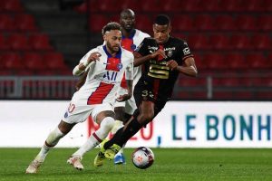 Striker Paris Saint-Germain Neymar ditempel gelandang Rennes' Andy Diouf dalam laga kedua tim di Stadion Roazhon Park, Prancis, 9 Mei 2021. (AFP/FRED TANNEAU)