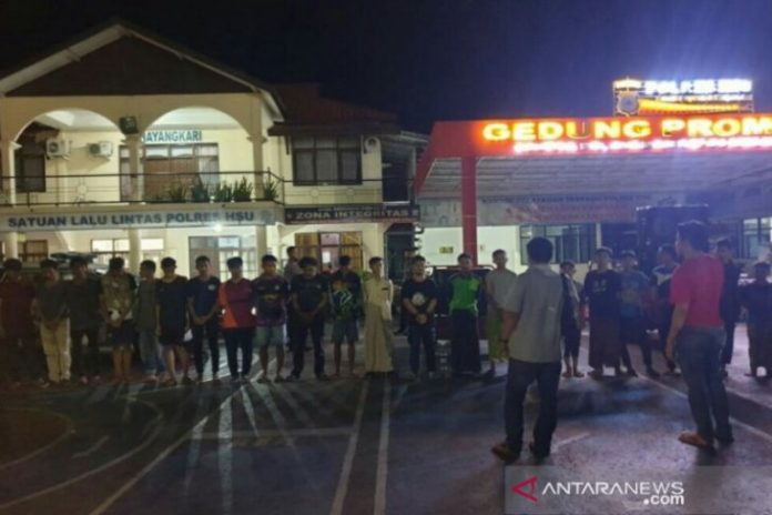 Sekelompok pemuda diamankan ke Mapolres HSU karena aktivitas bagarakan sahur yang mereka lakukan melanggar peraturan di Bulan Ramadhan. (Kalsel.Antaranews/Humas Polres HSU/Eddy A)