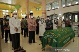 Bupati HSS H Achmad Fikry ikuti shalat kifayah almarhum "Nenek Rumsah" (Fathurrahman/Diskominfo HSS/Antarakalsel)