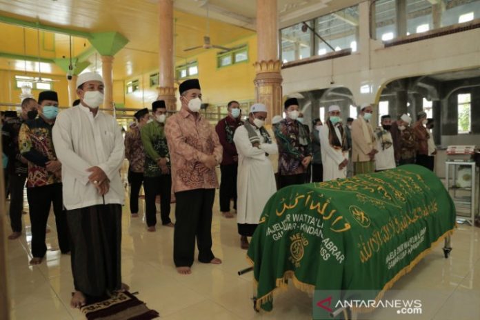 Bupati HSS H Achmad Fikry ikuti shalat kifayah almarhum 