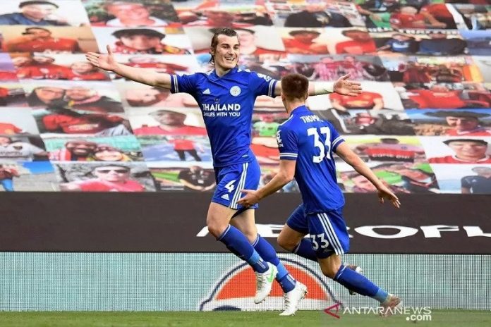 Bek Leicester City Caglar Soyuncu (kiri) melakukan selebrasi bersama Luke Thomas seusai menjebol gawang Manchester United dalam lanjutan liga Inggris di Stadion Old Trafford, Manchester, Inggris, Selasa (11/5/2021) waktu setempat. (ANTARA/REUTERS/POOL/Peter Powell)