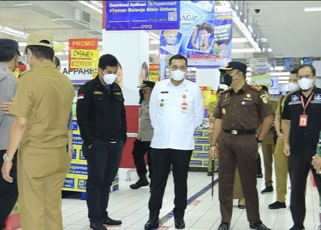 Wali Kota HM Aditya Mufti Ariffin bersama Forkopimda memantau mal di Banjarbaru, Selasa 11 Mei 2021. (Istimewa-dok. pribadi)