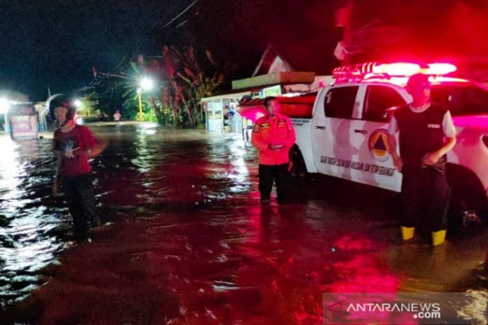 Jajaran BPBD HST saat meninjau lokasi banjir di beberapa desa di Kecamatan Haruyan (Antaranews Kalsel/M Taupik Rahman)