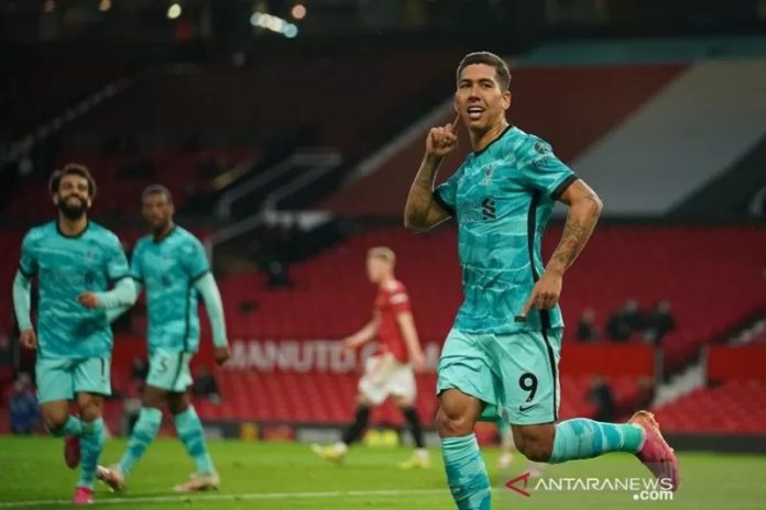 Penyerang Liverpool Roberto Firmino (kanan) merayakan gol keduanya ke gawang Manchester United dalam laga tunda pekan ke-34 Liga Inggris di Stadion Old Trafford, Manchester, Inggris, Kamis (13/5/2021) waktu setempat. (ANTARA/REUTERS/POOL/Dave Thompson)