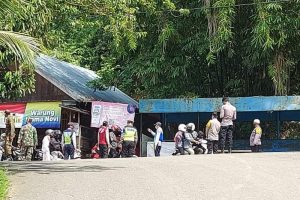 Aparat keamanan memutar balik calon wisatawan tujuan Loksado, Minggu (16-5-2021). ANTARA-HO
