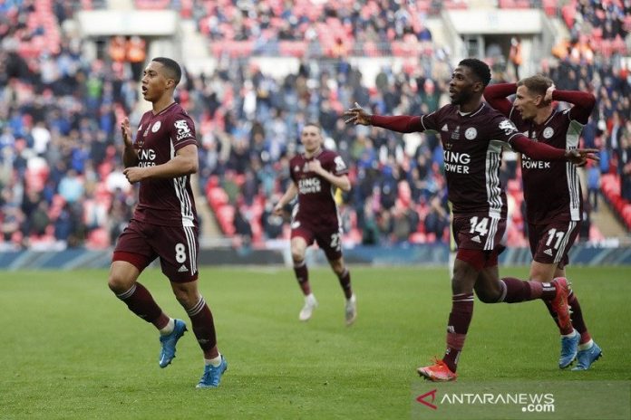 Gelandang Leicester City Youri Tielemans (kiri) melakukan selebrasi seusai mencetak gol ke gawang Chelsea dalam partai final Piala FA di Stadion Wembley, London, Inggris, Sabtu (15/5/2021) waktu setempat. (ANTARA/REUTERS/POOL/Matthew Childs)