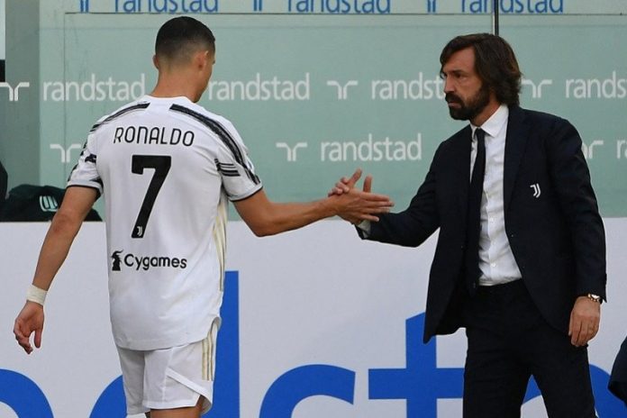 Manajer Juventus Andrea Pirlo (kanan) menyambut megabintang Cristiano Ronaldo yang ditarik keluar dalam babak kedua melawan Inter Milan di Stadion Allianz, Turin, Italia, Sabtu (15/5/2021) waktu setempat. (ANTARA/AFP/Isabella Bonotto)