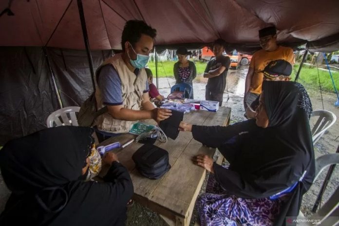 Para korban terdampak banjir memeriksakan kesehatannya di Posko Kesehatan Puskesmas Perawatan Satui. (ANTARA/Bayu Pratama Syahputra)