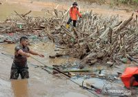 Sampah Bambu Penuhi Aliran Sungai HST, Warga Bersama TNI dan Polri Lakukan Ini