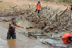Para relawan dari berbagai kalangan saat membersihkan tumpukan sampah di Sungai Barabai yang berada di Desa Pajukungan (Antaranews Kalsel/M Taupik Rahman)