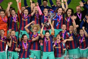 Kapten Barcelona, Vicky Losada (tengah) dan rekan satu timnya merayakan trofi Liga Champions Wanita UEFA setelah mengalahkan Chelsea di Gothenburg, Swedia, pada 17 Mei 2021. AFP/Jonathan NACKSTRAND