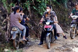 Bupati Balangan, Abdul Hadi, melakukan kunjungan ke desa menggunakan motor. (antara)