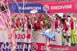 Foto arsip - Para pemain Ajax melakukan selebrasi dalam seremoni penyerahan trofi Liga Belanda seusai mengunci gelar juara musim 2020/21 dengan menundukkan Emmen di Stadion Johan Cruijff Arena, Amsterdam, Belanda, Minggu (2/5/2021). (ANTARA/REUTERS/SIPA USA/PRO SHOTS)