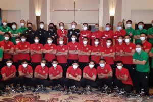 Para pemain, pelatih dan ofisial tim nasional Indonesia berfoto bersama di Jakarta, Minggu (16/5/2021) setelah acara pelepasan menuju Kualifikasi Piala Dunia 2022 di Uni Emirat Arab. ANTARA/Michael Siahaan