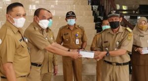 Penyerahan APD kepada pihak kecamatan disaksikan Wali Kota Banjarmasin, Akhmad Fydayeen. (Diskominfotik Banjarmasin)