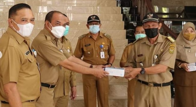 Penyerahan APD kepada pihak kecamatan disaksikan Wali Kota Banjarmasin, Akhmad Fydayeen. (Diskominfotik Banjarmasin)