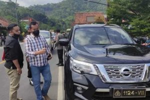 Petugas saat menghentikan kendaraan yang menggunakan pelat dinas kepolisian palsu. ANTARA/Ho Humas Polres Majalengka.