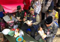 Safrizal Hibur Anak-anak Hingga Makan Nasi Bungkus Bersama di Posko Pengungsian Banjir Satui