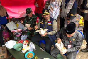 Pj Gubernur Kalsel, H Safrizal ZA, didampingi Wakil Bupati Tanahbumbu, HM Rusli, di posko pengungsian banjir Satui. (antara)
