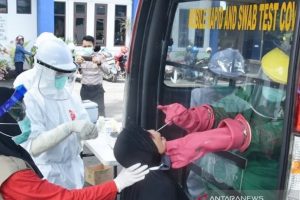 Bidang Dokkes Polda Kalsel melaksanakan tes usap (swab) Covid-19 secara mobile. (antara via wartabanjar.com)