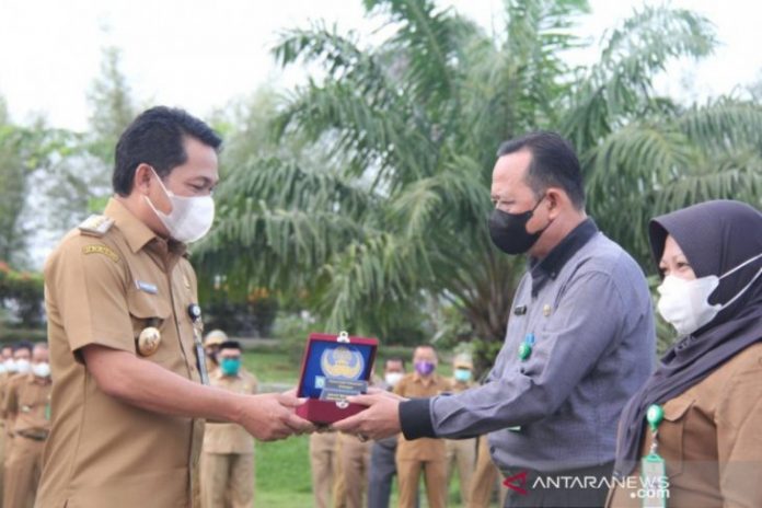 Bupati Balangan, Abdul Hadi, memberikan penghargaan kepada 22 ASN di lingkungan Pemkab Balangan. (antara)