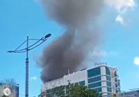 Siang Terik Pekapuran A Digoyang Api, Relawan BPK Blokir Api di Samping Hotel Golden Tulip