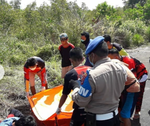 Mayat berlumur darah di dekat Terminal Gambut Barakat Km 17. (IG Warga Banua)