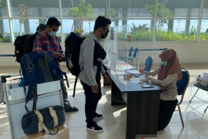 Sejumlah calon penumpang pesawat di Bandara Internasional Syamsudin Noor Banjarmasin memperlihatkan surat keterangan bebas COVID-19 kepada petugas Kantor Kesehatan Pelabuhan yang menjadi syarat utama sebelum diberangkatkan. Foto istimewa