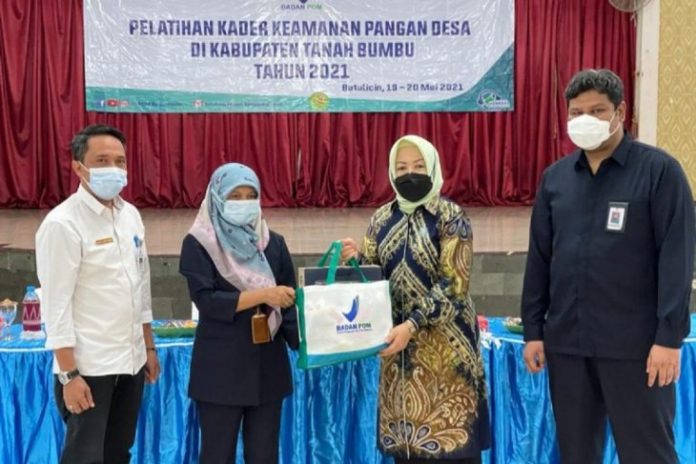 Hj Wahyu Windarti (batik) menyerahkan kit materi pelatihan kepada salah satu kader PKK. (antara)