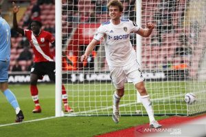 Penyerang Leeds United Patrick Bamford merayakan golnya ke gawang Southampton dalam lanjutan Liga Inggris di Stadion St. Mary's, Southampton, Inggris, Selasa (18/5/2021) waktu setempat. (ANTARA/REUTERS/POOL/Frank Augstein)