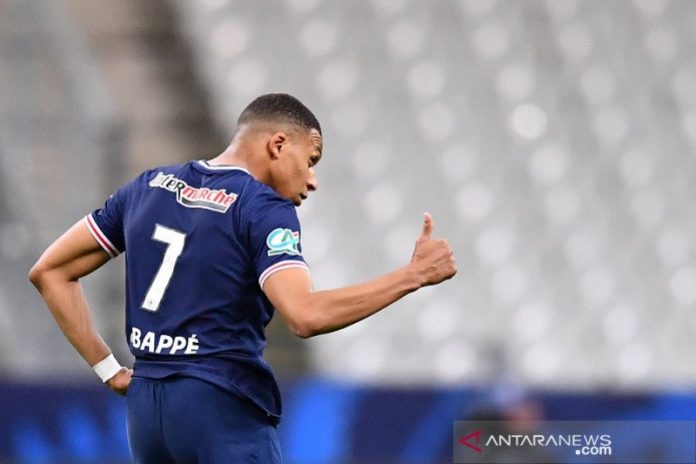 Bintang Paris Saint-Germain Kylian Mbappe merayakan golnya ke gawang AS Monaco dalam partai final Piala Prancis di Stade de France, Saint-Dennis, Prancis, Rabu (19/5/2021) waktu setempat. (ANTARA/AFP/Franck Fife)