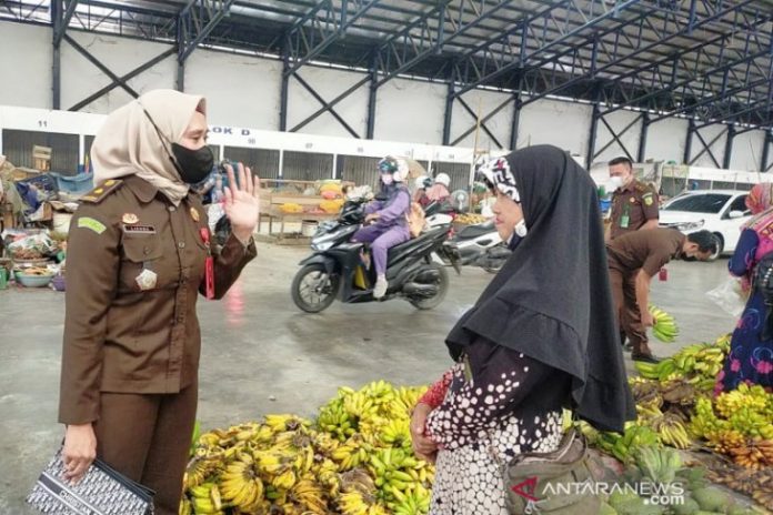 _Salah satu jaksa memberikan penjelasan kepada salah seorang pedagang. (antara)