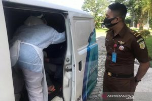 Petugas kejaksaan ketika mengawal tersangka korupsi pengadaan benih jagung tahun 2017 berinisial AP yang berada dalam ambulan RSHK untuk menjalani "swab" antigen COVID-19 di RSUP NTB, Kamis (20/5/2021). (ANTARA/HO-Kejati NTB)