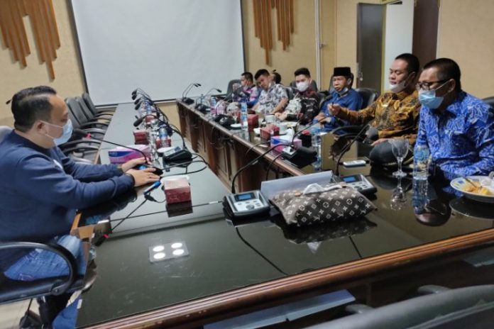 Suasana pertemuan rombongan Komisi II DPRD Kabupaten Tapin, Kalimantan Selatan (Kalsel) dengan Kasub Bagian Alat Kelengkapan Dewan dan Rapat Sekretariat Dewan (Setwan) provinsi tersebut di Banjarmasin, Jumat (21/5). (Syamsuddin Hasan)