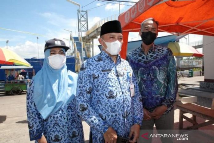 Plh Sekdakot Banjarmasin Mukhyar saat mengunjungi jembatan Antasan Pulau Bromo.(Antaranews Kalsel/Diskominfotik Banjarmasin)