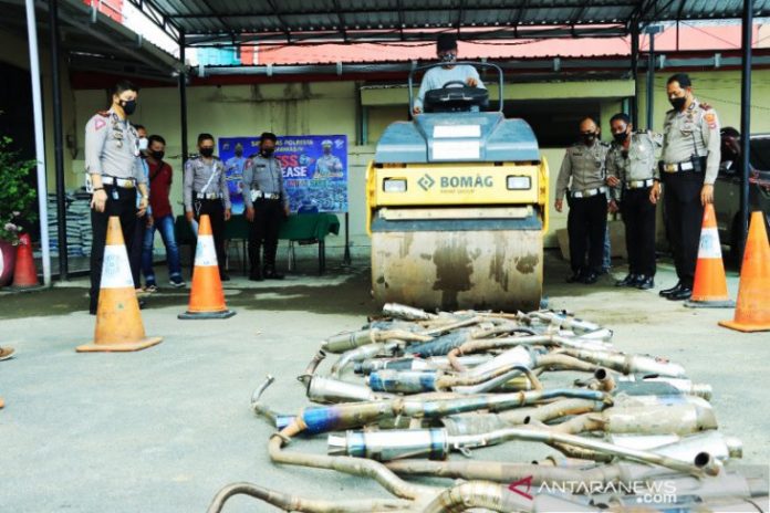 Knalpot brong dimusnahkan di Mapolres Banjarmasin. (antara)