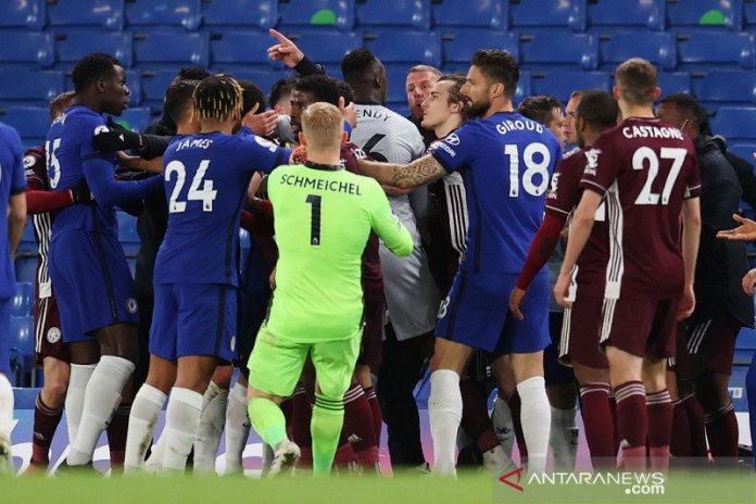 Para pemain Chelsea dan Leicester City terlibat cekcok di tengah lapangan dalam lanjutan Liga Inggris di Stadion Stamford Bridge, London, Inggris, Selasa (18/5/2021). (ANTARA/REUTERS/POOL/Catherine Ivill)