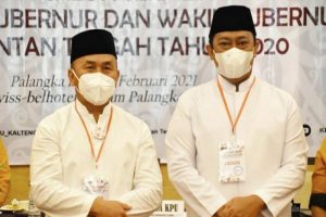 Sugianto Sabran dan Edy Pratowo dalam penetapan pasangan calon terpilih pemenang Pilkada Kalteng 2020 di Palangka Raya, Jumat (19/2/2021). (ANTARA/HO-MMC Kalteng)