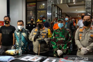 Tangkapan Layar - Kapolres Tangsel AKBP Iman Imanuddin dalam jumpa pers penangkapan pria yang menganiaya anak perempuan di Serpong, Tangerang Selatan, Kamis malam (20/5). (Instagram @humaspolrestangsel)